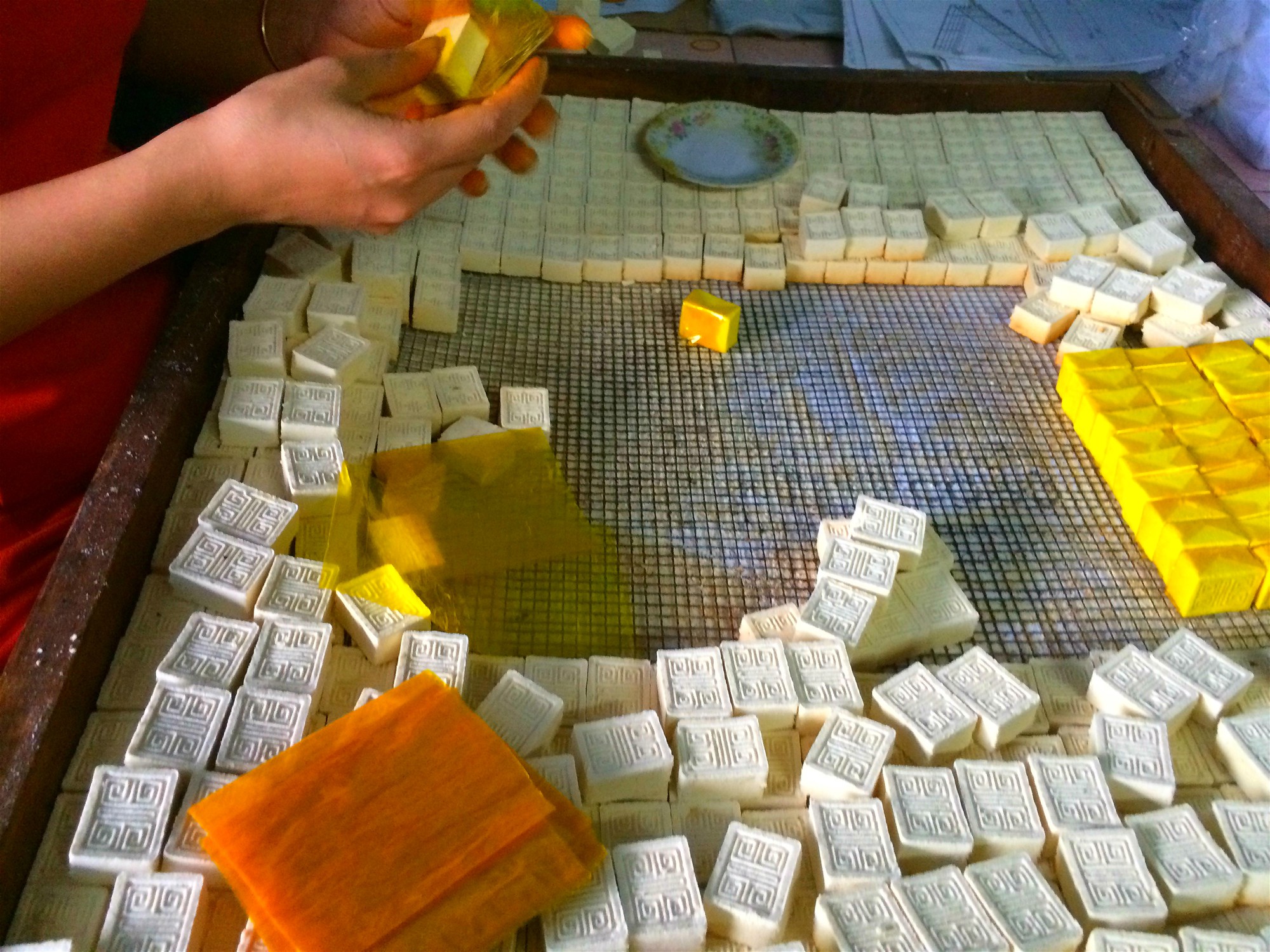 Các làng nghề của Huế rực rỡ mỗi khi Tết đến xuân về - Ảnh 10.