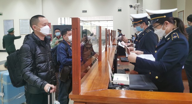 Hàng trăm người xếp hàng chờ xuất cảnh sang Trung Quốc ở cửa khẩu Móng Cái - Ảnh 3.