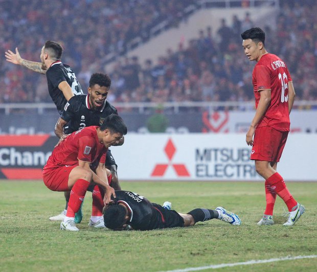 Bùi Tiến Dũng nhận thẻ vàng vì... giục cầu thủ Indonesia dậy thi đấu - Ảnh 4.