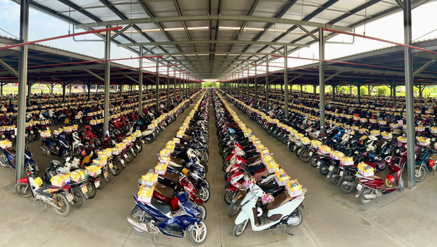 Doanh nghiệp tặng hơn 18.000 suất quà tết cho người lao động, để sẵn trên xe máy - Ảnh 2.