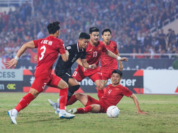 Bùi Tiến Dũng nhận thẻ vàng vì... giục cầu thủ Indonesia dậy thi đấu - Ảnh 2.