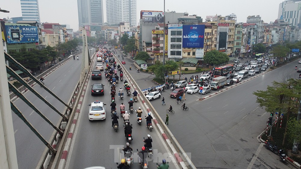 Hình ảnh ngày đầu điều chỉnh phân luồng lại giao thông tại Ngã Tư Sở - Láng - Ảnh 12.