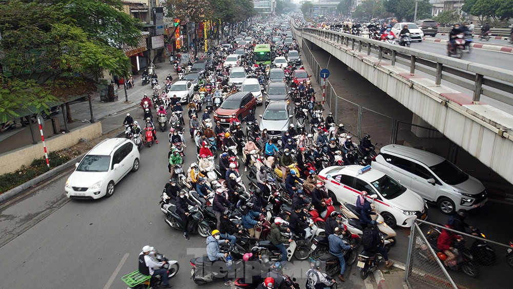 Hình ảnh ngày đầu điều chỉnh phân luồng lại giao thông tại Ngã Tư Sở - Láng - Ảnh 11.