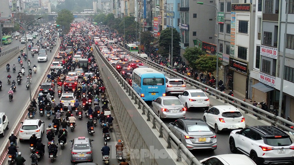 Hình ảnh ngày đầu điều chỉnh phân luồng lại giao thông tại Ngã Tư Sở - Láng - Ảnh 10.