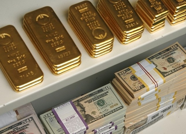 Giá Vàng, USD trụ vững trên 'đỉnh' - Ảnh 1.