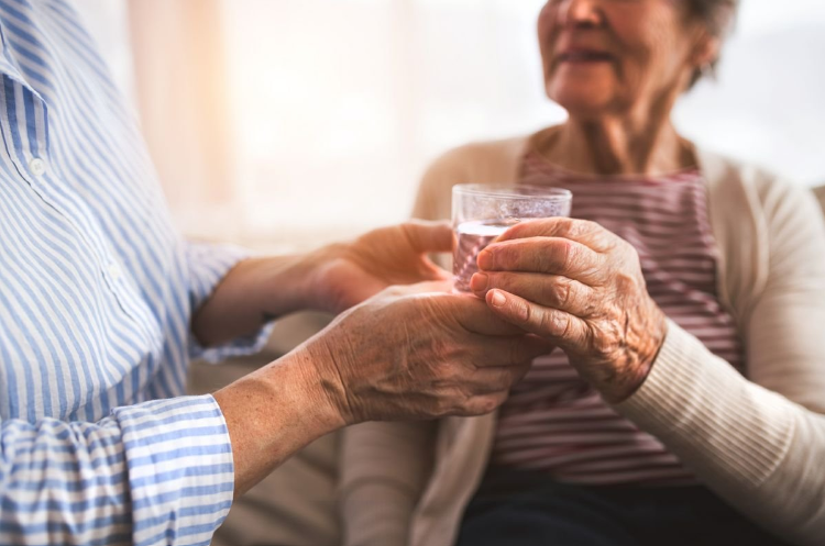 2 vợ chồng sống thọ trên 96 tuổi: Bí quyết không phải tập thể dục mà ở 1 “loại nước” - Ảnh 2.
