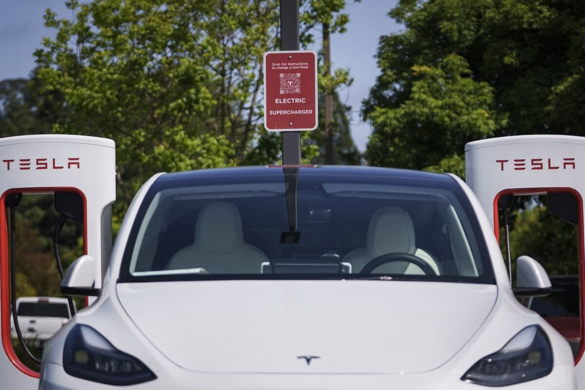Các hãng ô tô truyền thống nguy thật rồi – Xe điện Tesla giờ đây đã rẻ hơn cả xe xăng - Ảnh 1.