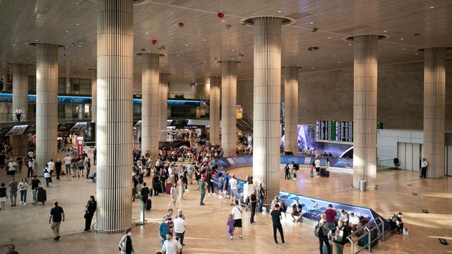 Hành khách ở sân bay Israel 'hú vía' vì tên lửa nổ ngay trên đầu - Ảnh 1.