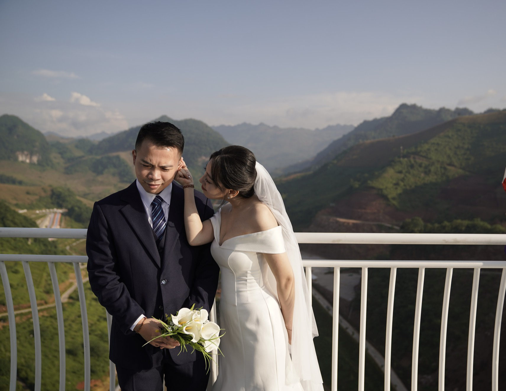 Chuyện tình của cô dâu siêu "ngầu" và anh lớp trưởng cùng bàn, đám cưới phải "chất mới chịu" - Ảnh 3.