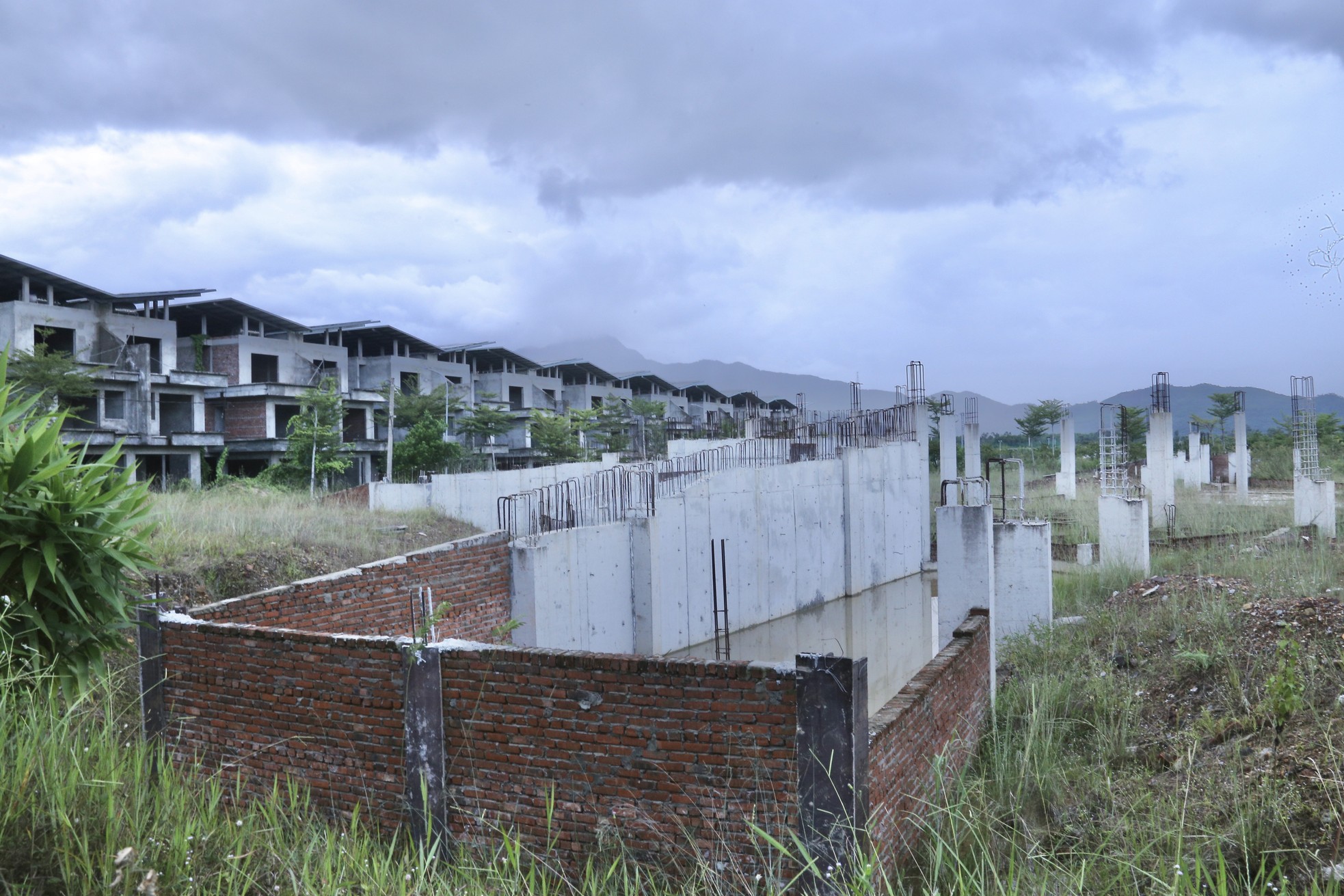 Hoang tàn loạt biệt thự bỏ hoang tại 'thung lũng Silicon' Đà Nẵng - Ảnh 6.
