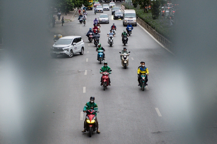 Hà Nội: Không khí lạnh tăng cường kèm mưa, người dân mặc thêm áo khoác ra đường - Ảnh 3.
