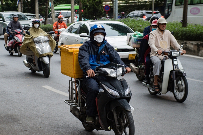 Hà Nội: Không khí lạnh tăng cường kèm mưa, người dân mặc thêm áo khoác ra đường - Ảnh 2.