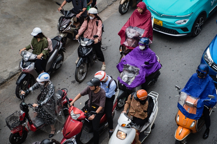 Hà Nội: Không khí lạnh tăng cường kèm mưa, người dân mặc thêm áo khoác ra đường - Ảnh 12.