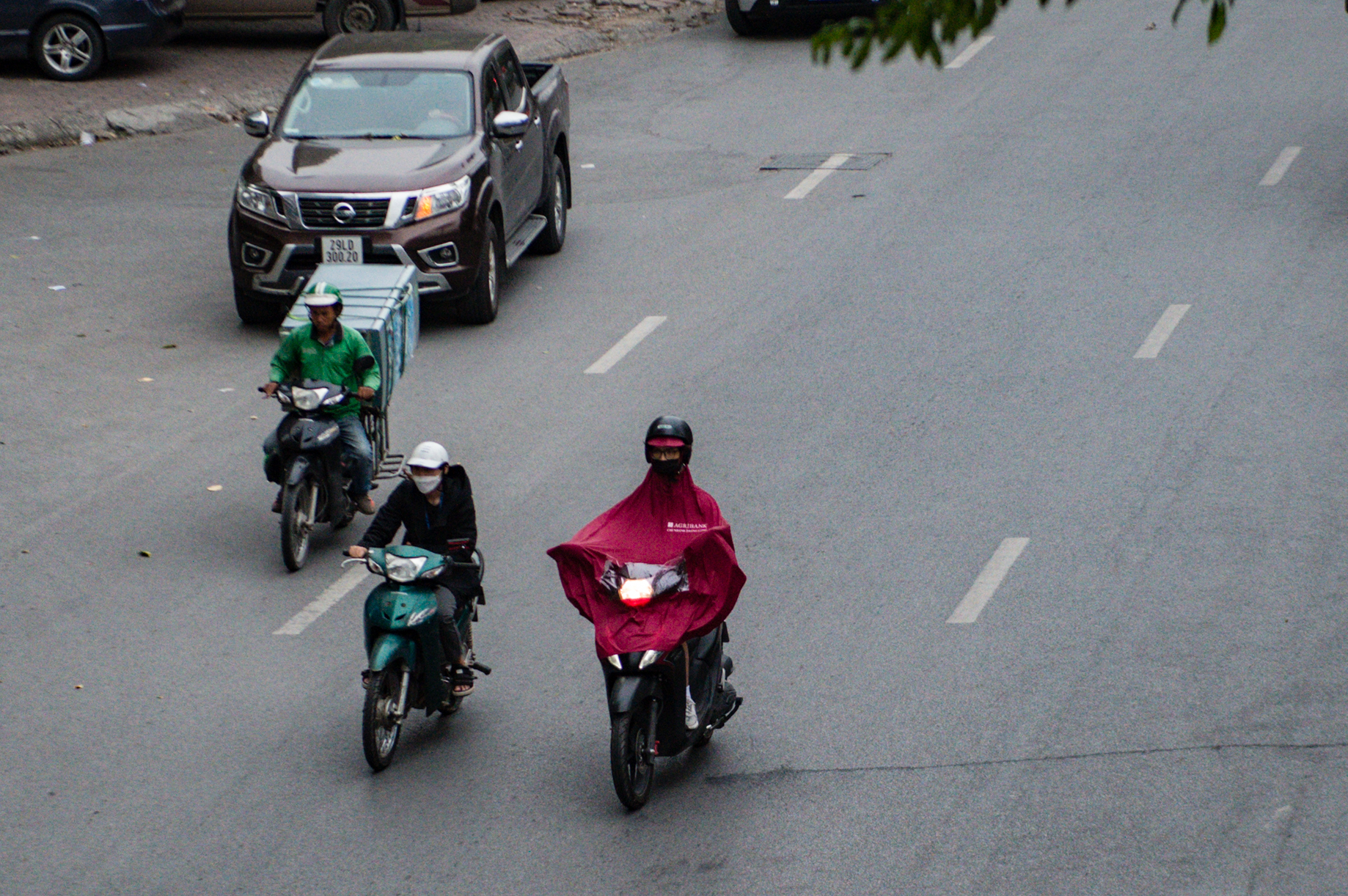 Hà Nội: Không khí lạnh tăng cường kèm mưa, người dân mặc thêm áo khoác ra đường - Ảnh 10.