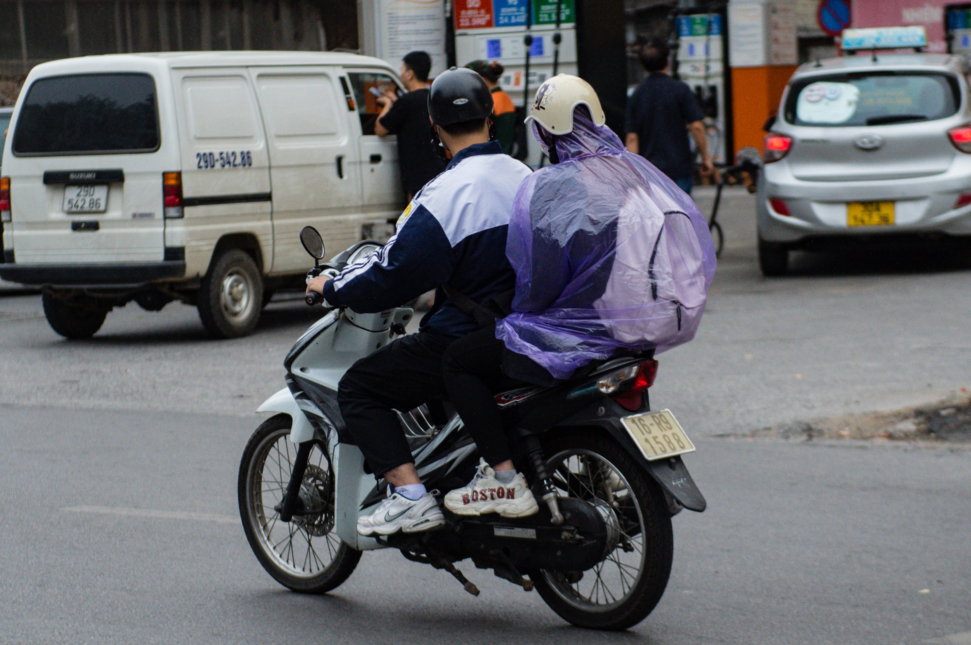 Hà Nội: Không khí lạnh tăng cường kèm mưa, người dân mặc thêm áo khoác ra đường - Ảnh 8.