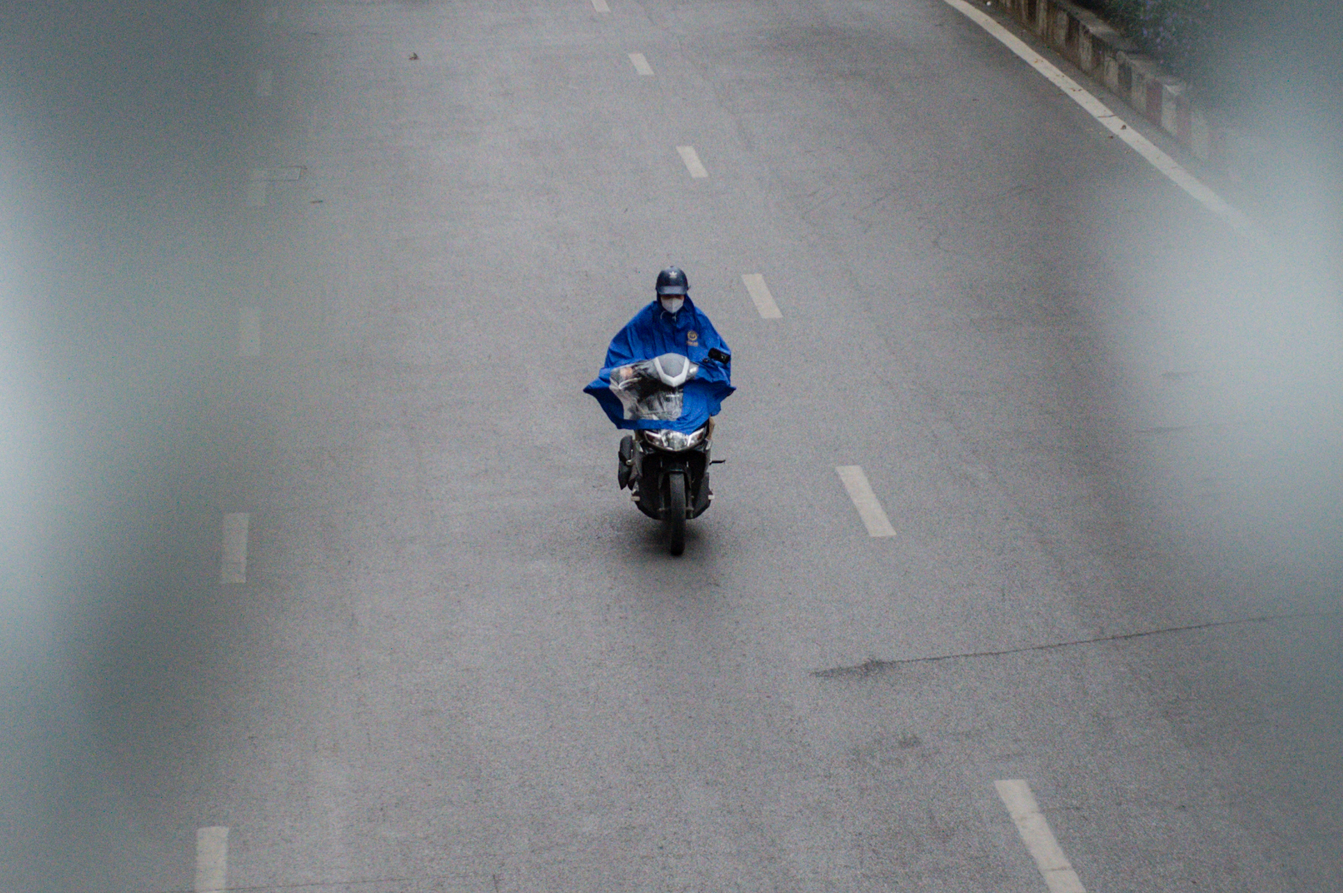 Hà Nội: Không khí lạnh tăng cường kèm mưa, người dân mặc thêm áo khoác ra đường - Ảnh 7.