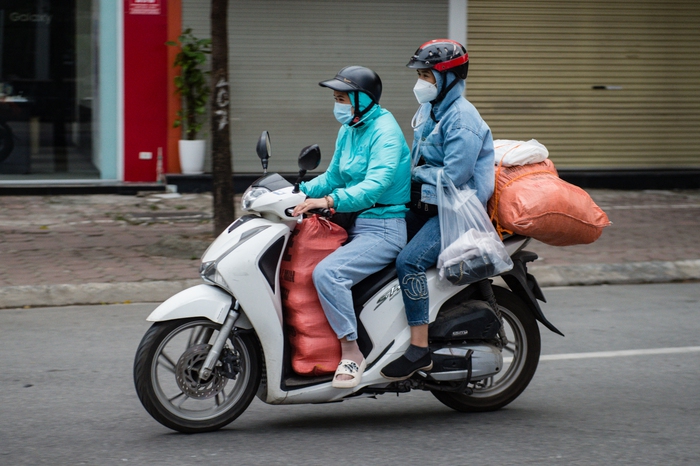 Hà Nội: Không khí lạnh tăng cường kèm mưa, người dân mặc thêm áo khoác ra đường - Ảnh 5.