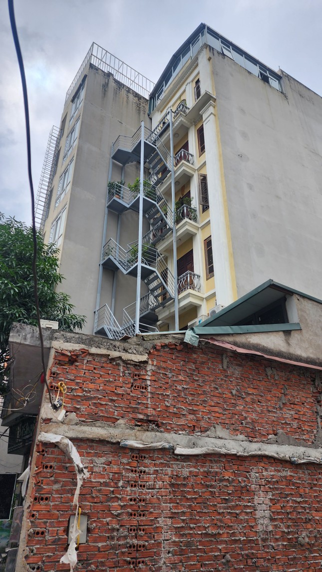 Người dân Hà Nội chi cả trăm triệu đồng lắp thang thoát hiểm ngoài trời - Ảnh 1. Người dân Hà Nội chi cả trăm triệu đồng lắp thang thoát hiểm ngoài trời - Ảnh 1.