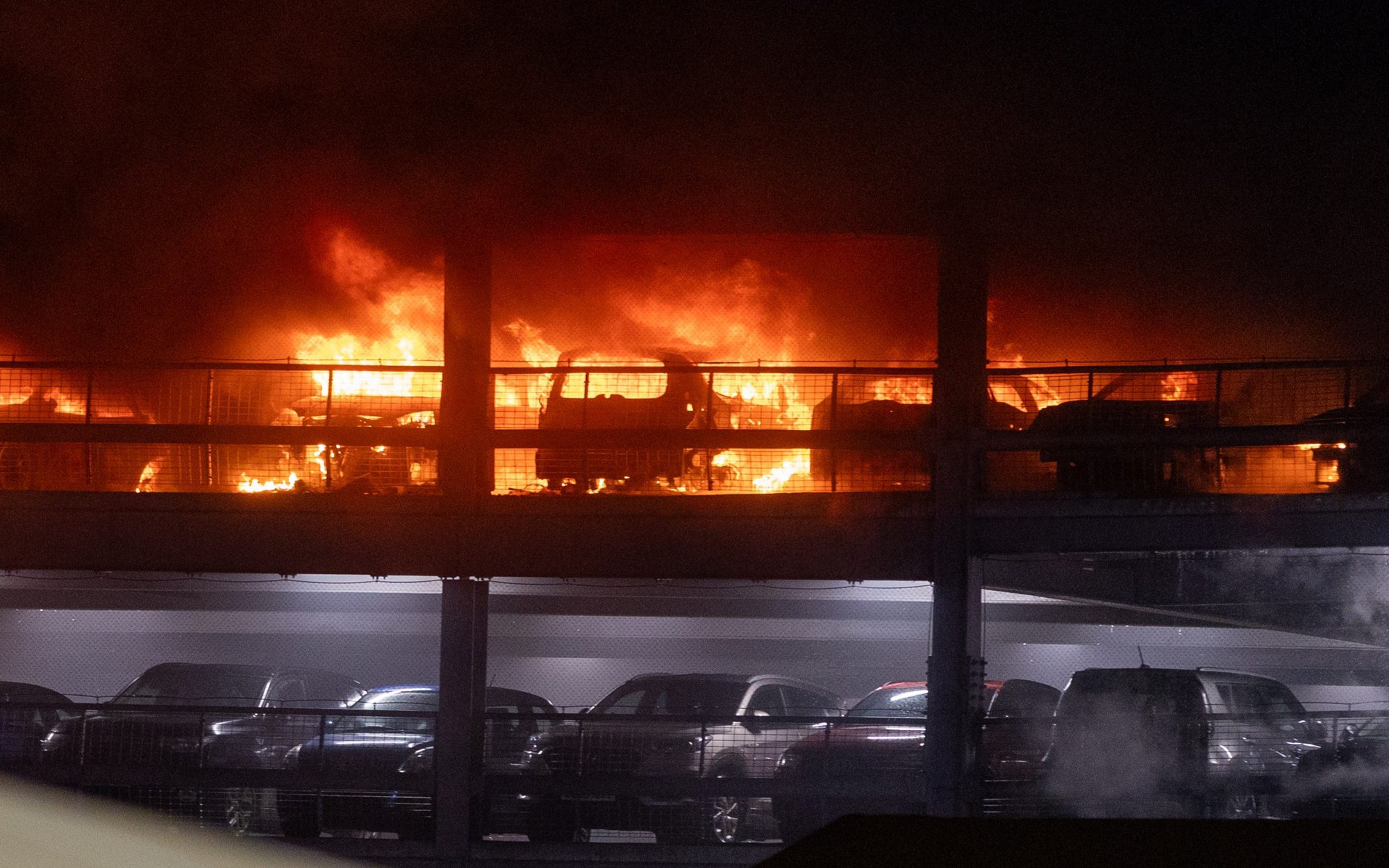 Cháy lớn tại sân bay Luton ở Anh - Ảnh 1.