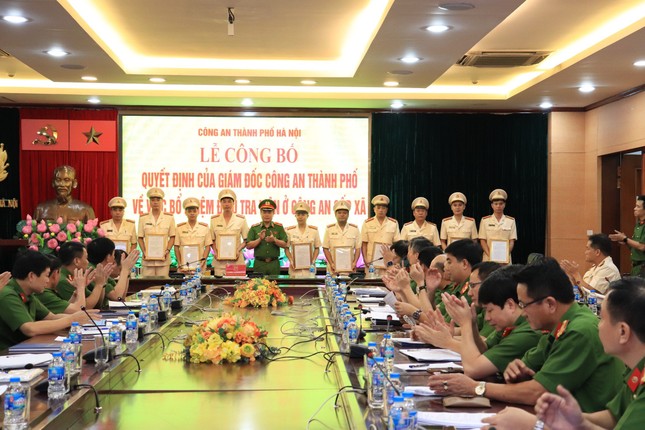 Hà Nội: Công bố quyết định bổ nhiệm chức danh tố tụng cho 332 lãnh đạo công an cấp xã - Ảnh 1.