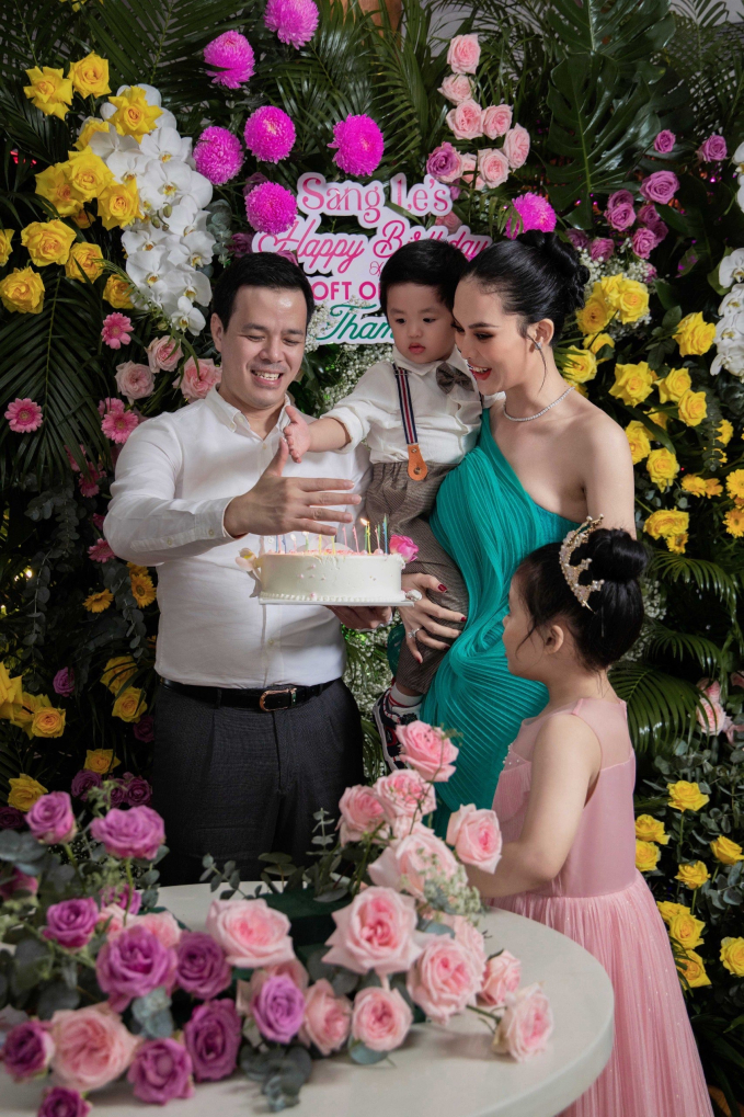 Dàn sao tới chúc mừng sinh nhật Sang Lê, chồng doanh nhân tình tứ tặng nụ hôn - Ảnh 5.