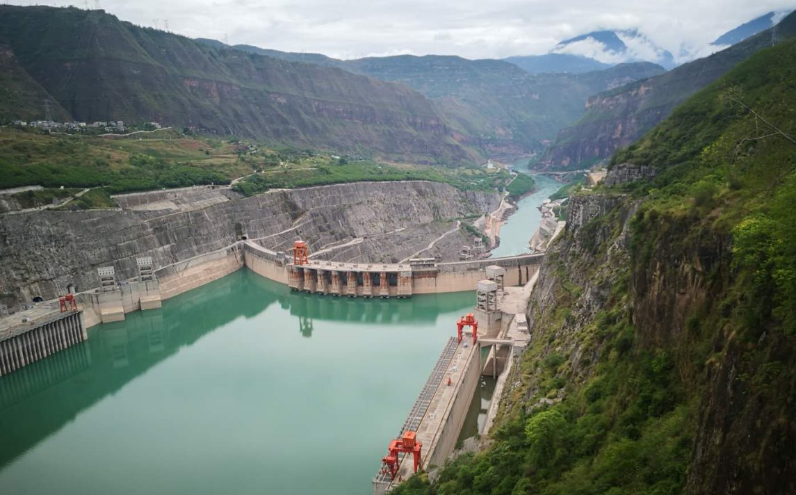 Trung Quốc xây dựng thành công siêu đập thủy điện ‘thông minh’: Top 3 thế giới về lượng điện, chi phí khủng 151 nghìn tỷ, được trang bị hàng loạt ‘thiết bị tiên tiến’ khiến 1 vết nứt cũng không lọt - Ảnh 1.