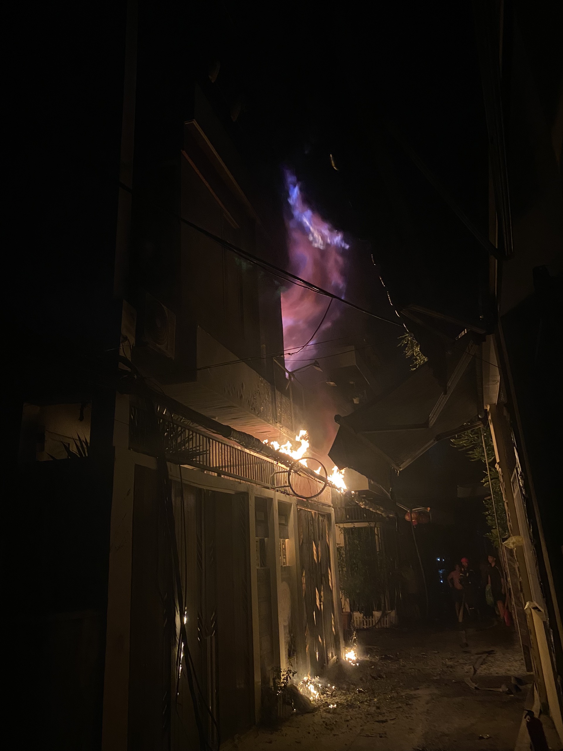 Cận cảnh hiện trường căn nhà 3 tầng bị cháy khiến 2 cháu bé tử vong ở Đà Nẵng - Ảnh 7.