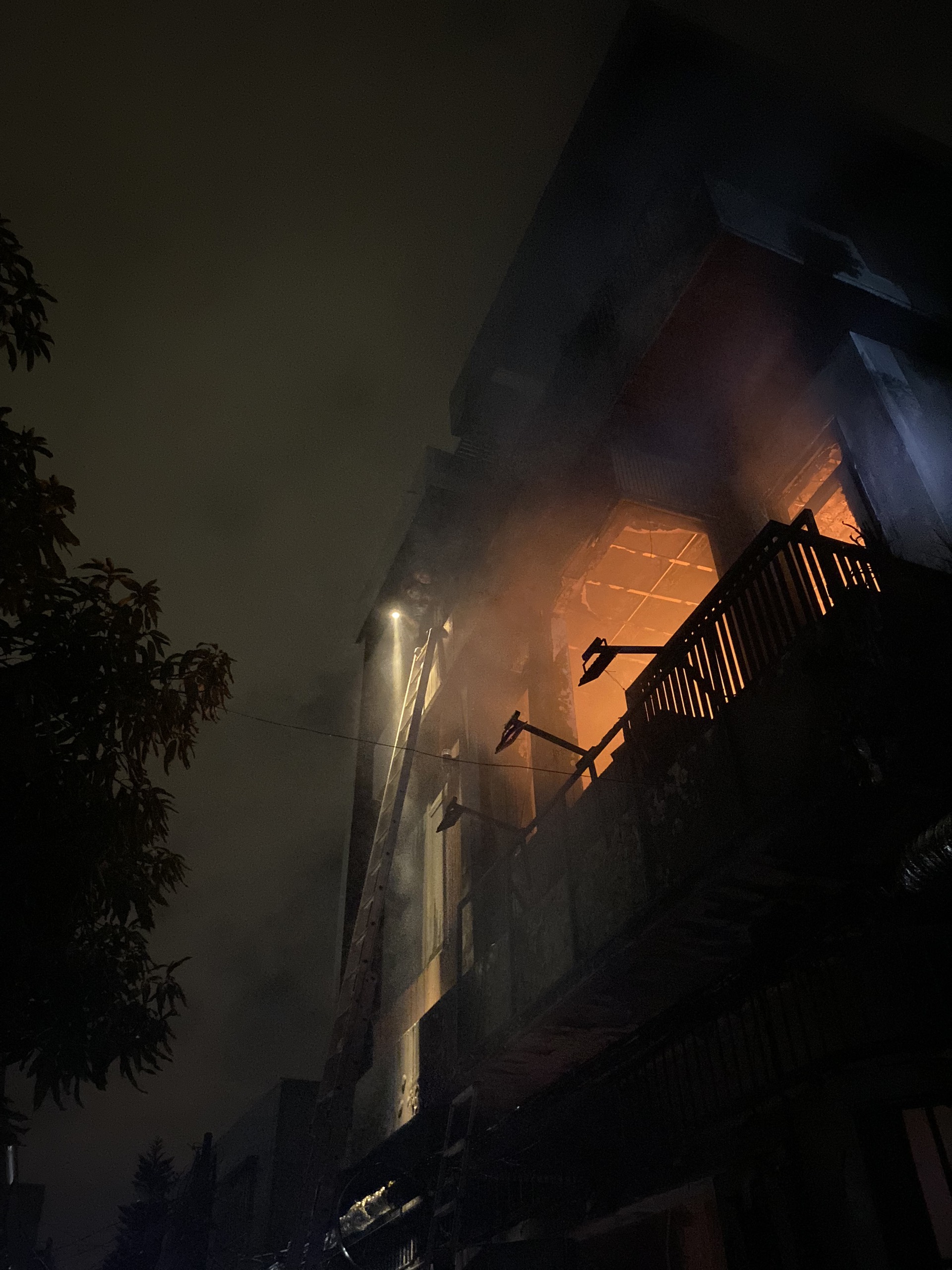 Cận cảnh hiện trường căn nhà 3 tầng bị cháy khiến 2 cháu bé tử vong ở Đà Nẵng - Ảnh 8.