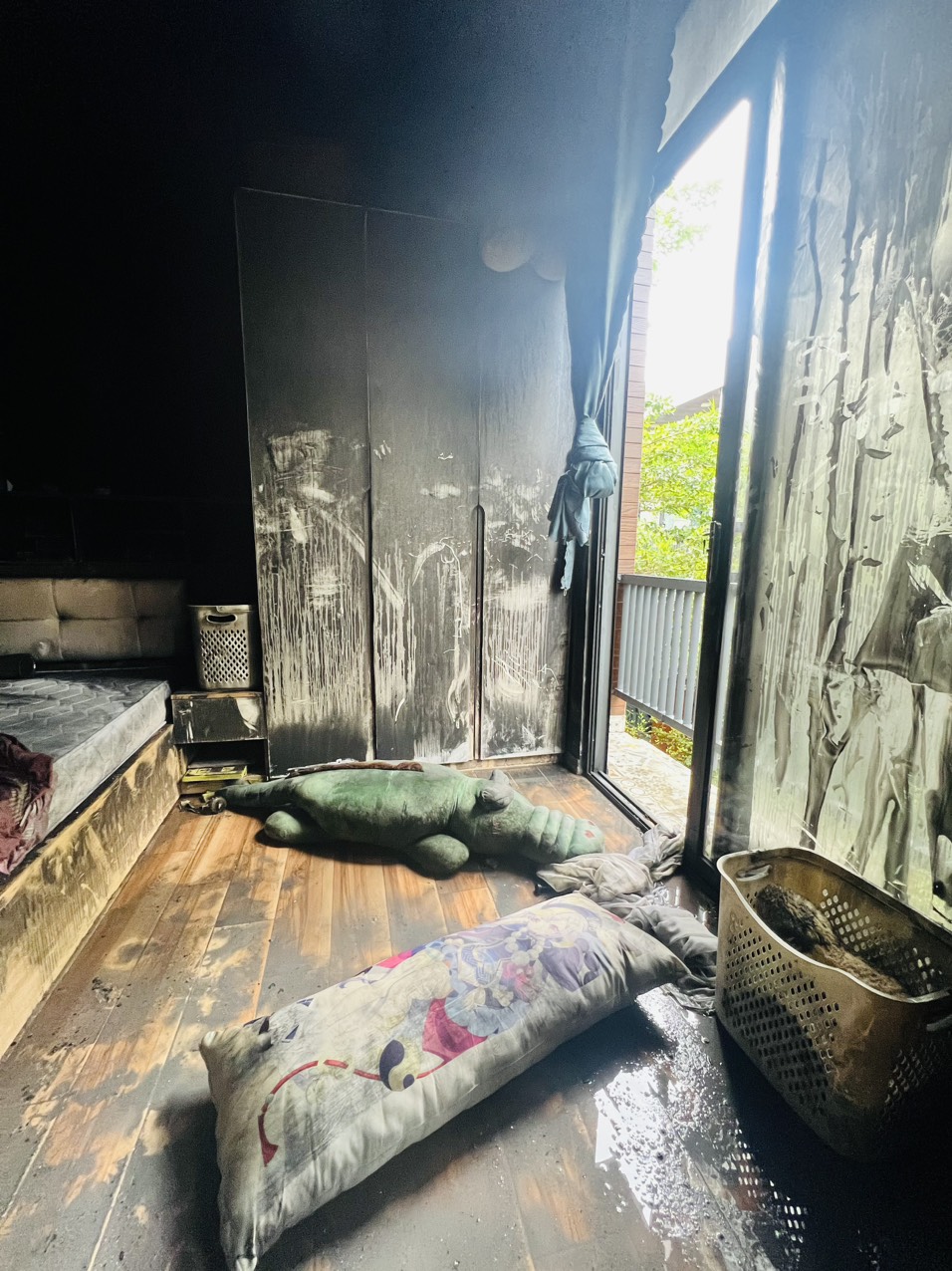 Cận cảnh hiện trường căn nhà 3 tầng bị cháy khiến 2 cháu bé tử vong ở Đà Nẵng - Ảnh 10.