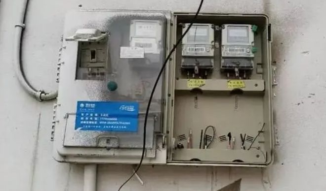 Nhận hóa đơn dùng hết 9.000 kWh điện/tháng, người đàn ông nghi ngờ nhà bị &quot;trộm điện&quot;: Cảnh sát vào cuộc điều tra, sự thật liên quan đến cây đèn giao thông gần nhà - Ảnh 1.