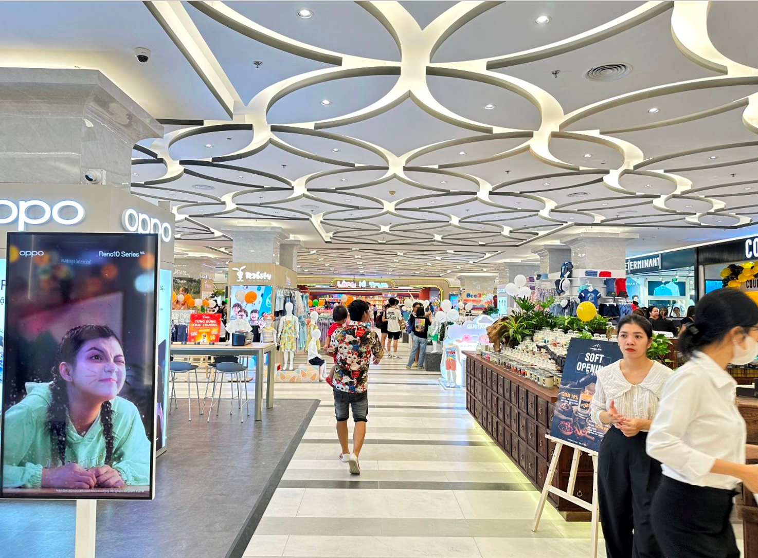 Ông chủ KIDO và cuộc chơi TTTM: Vạn Hạnh Mall “thu 10 đồng lãi 3 đồng”, Hùng Vương Plaza mới ra mắt đã được lấp đầy, doanh thu năm đầu ước tính 250 tỷ đồng - Ảnh 1.