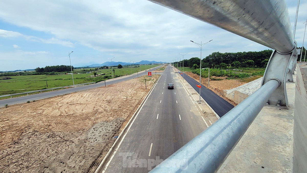 Bay trên con đường 'trăm tỷ' vừa thông xe, nối Khu đô thị vệ tinh Sóc Sơn với trung tâm Thủ đô - Ảnh 2.