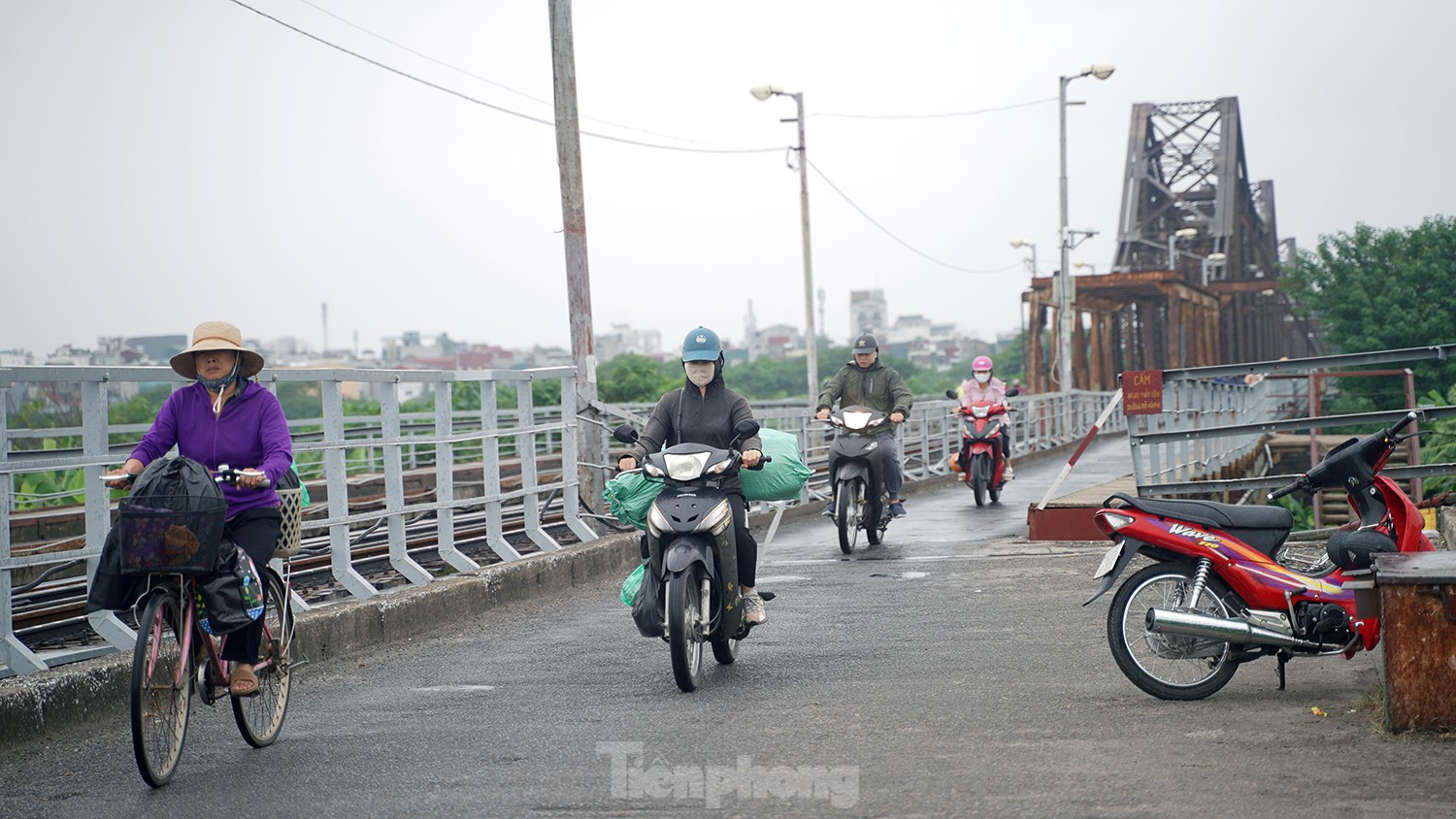 Hà Nội đón gió lạnh đầu mùa kèm mưa phùn - Ảnh 7.