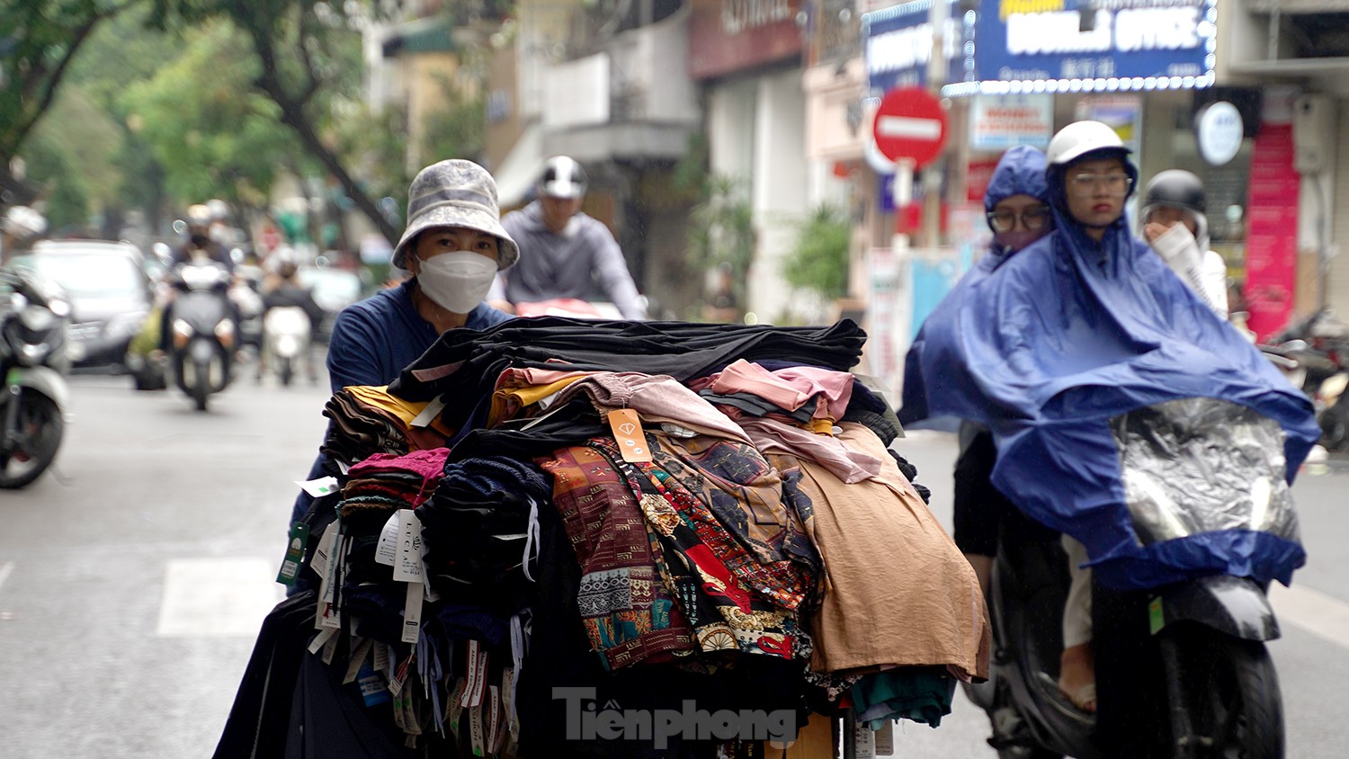 Hà Nội đón gió lạnh đầu mùa kèm mưa phùn - Ảnh 3.