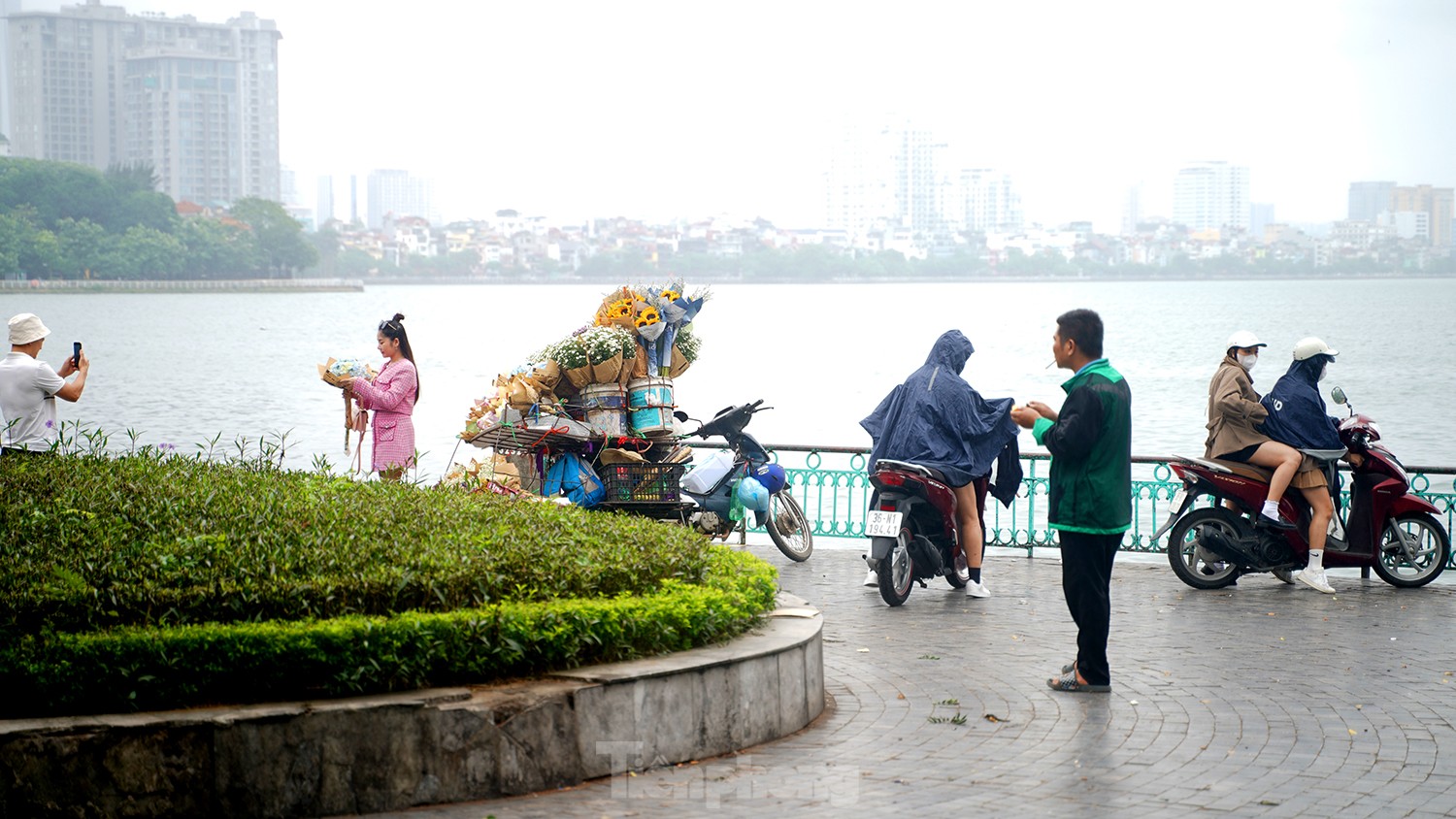 Hà Nội đón gió lạnh đầu mùa kèm mưa phùn - Ảnh 6.