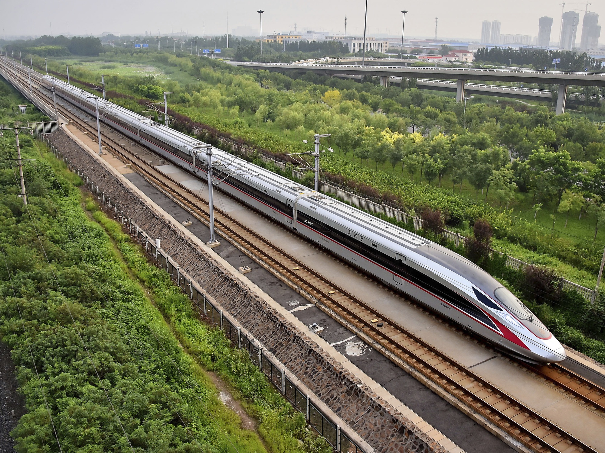 Tàu cao tốc Fuxing đến ga Thiên Tân, Trung Quốc (Ảnh: AP)