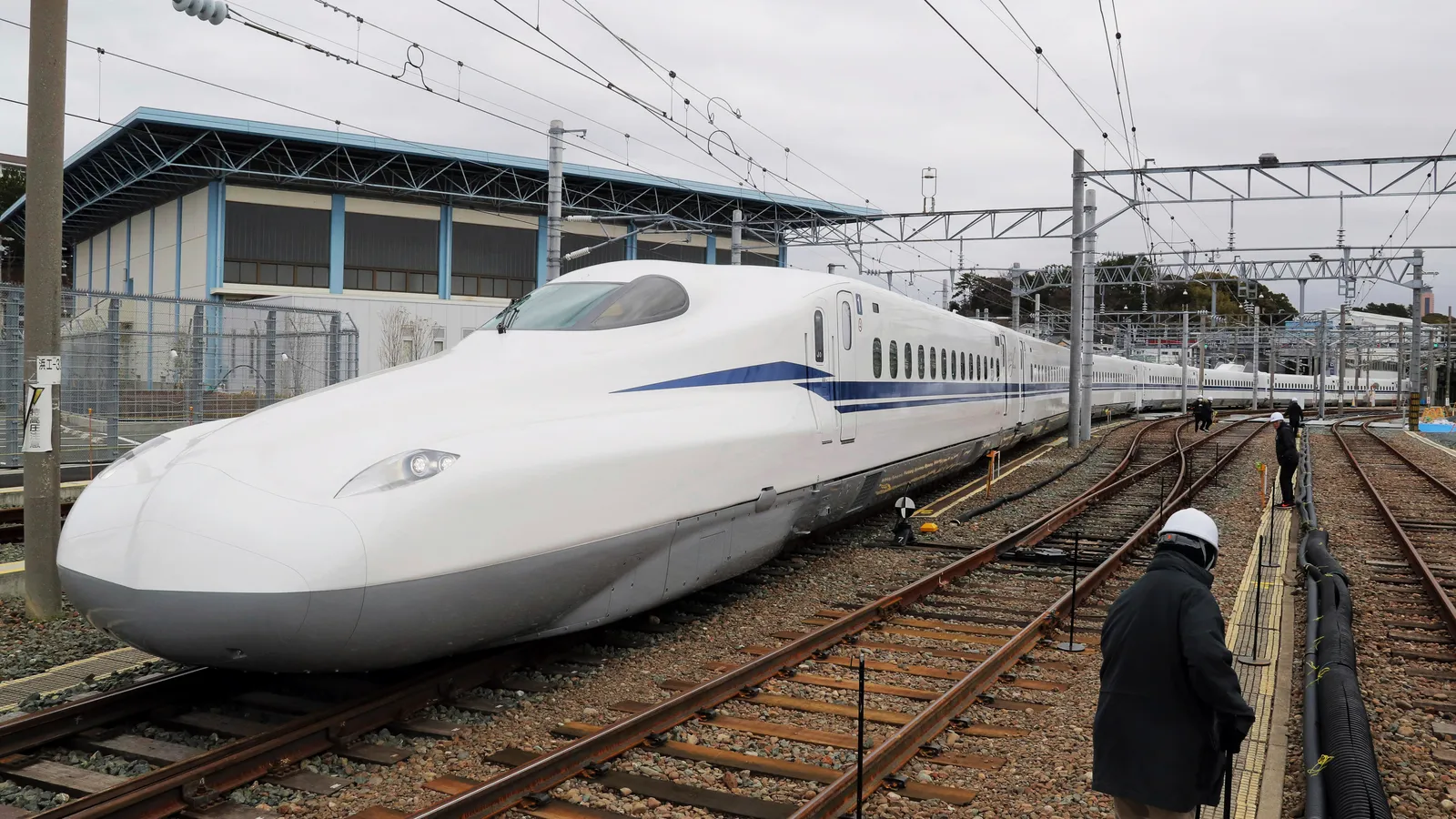  Tàu cao tốc tại Nhật Bản có tốc độ trung bình hơn 300km/h (Ảnh: CNTraveler)