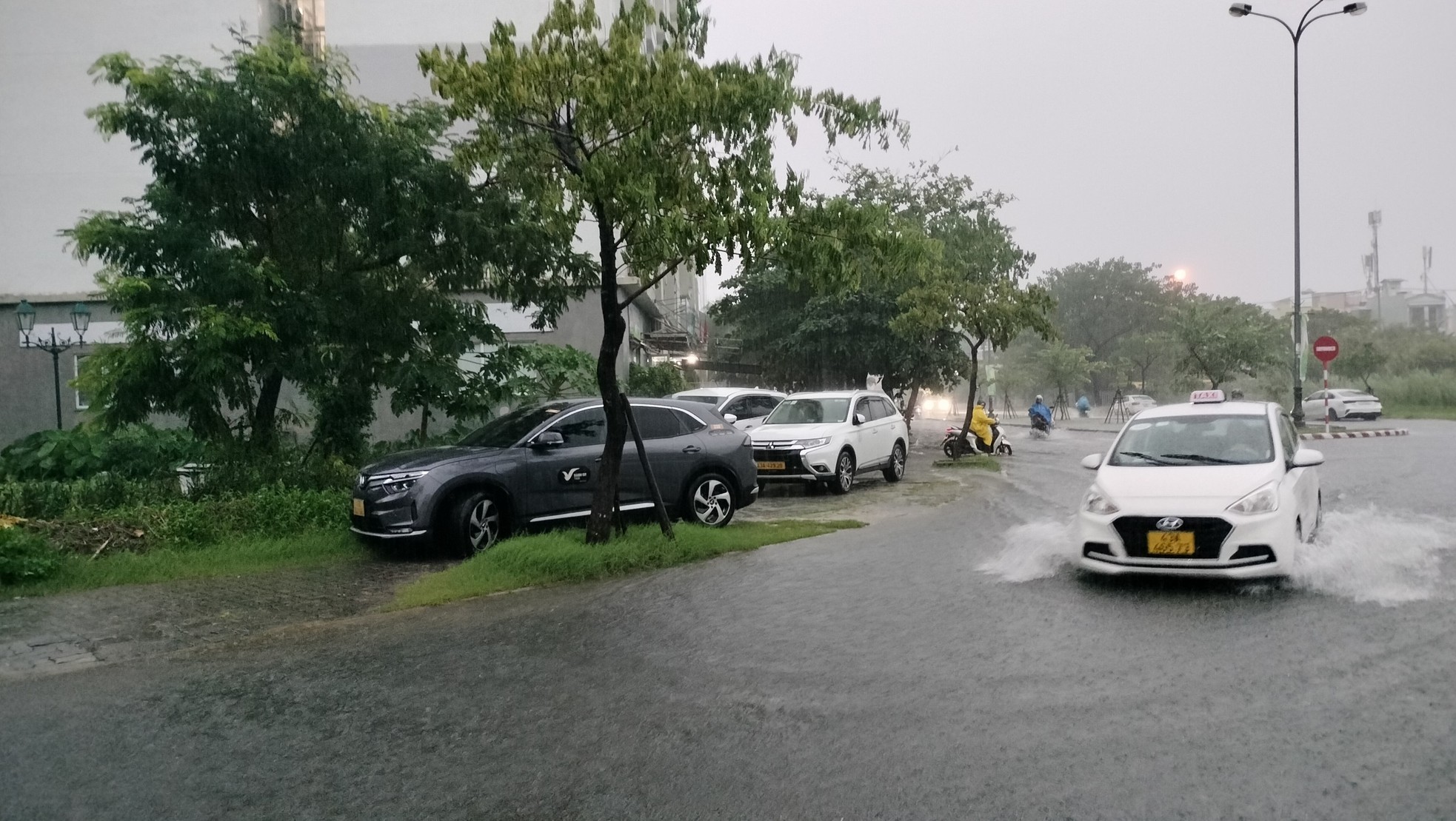 Mưa như trút, lo lụt lịch sử lặp lại, người dân Đà Nẵng hối hả đưa ô tô đi tránh ngập - Ảnh 3.