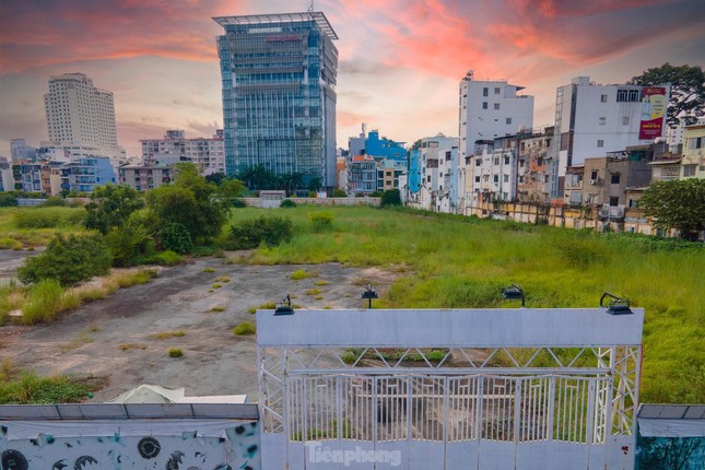 Hàng trăm hồ sơ tách thửa đất, làm sổ đỏ ở TPHCM trễ hạn bất thường - Ảnh 1.