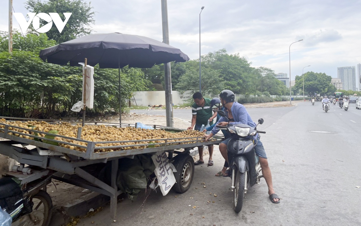 Xe tải bán hoa quả nghênh ngang trên đường phố Hà Nội, sao không ai dẹp? - Ảnh 1.