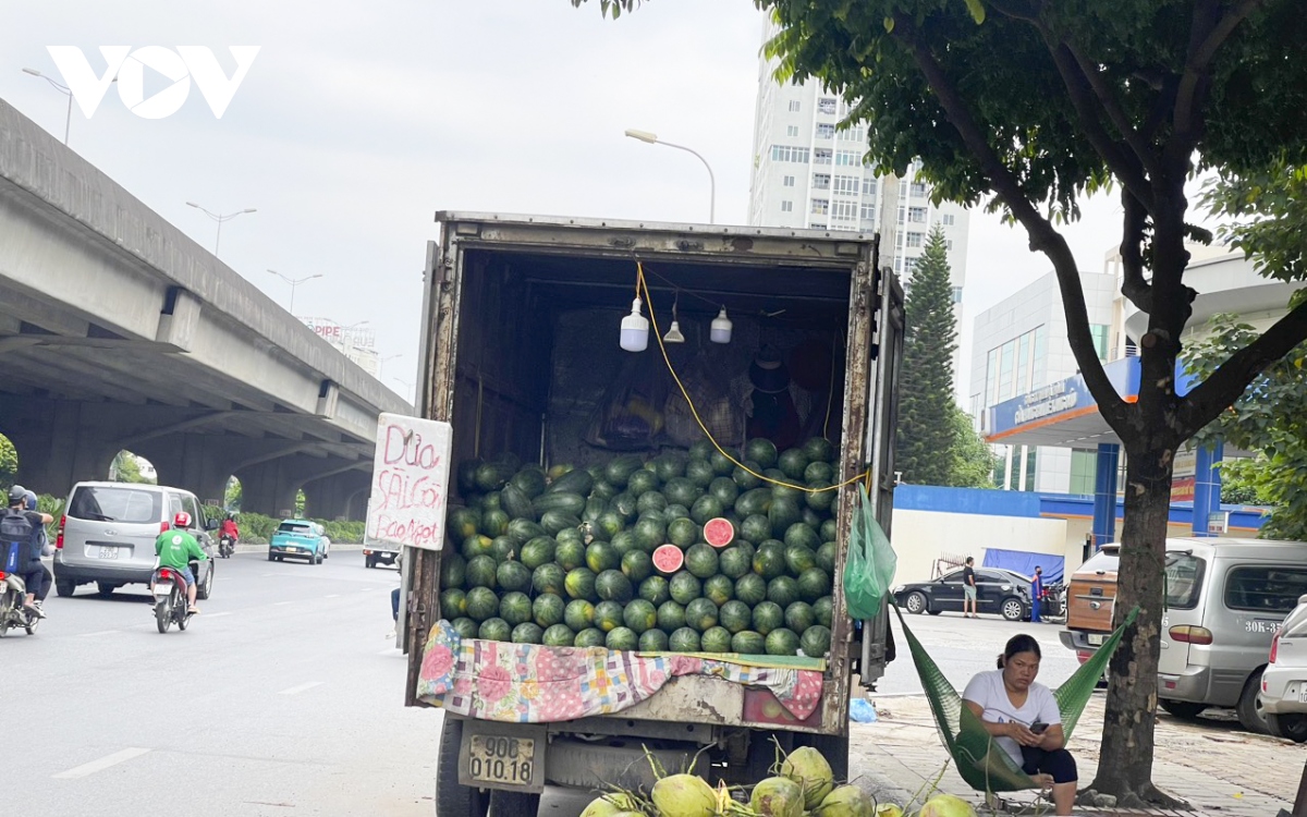 Xe tải bán hoa quả nghênh ngang trên đường phố Hà Nội, sao không ai dẹp? - Ảnh 16.