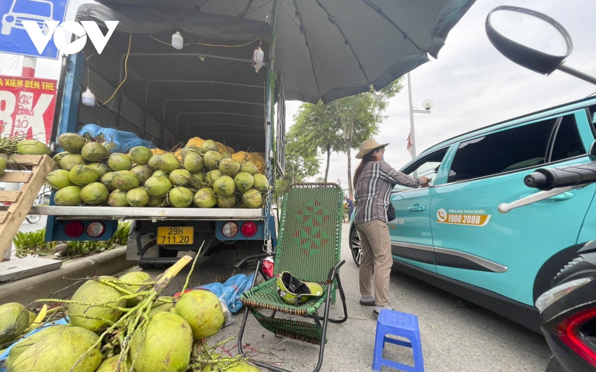 Xe tải bán hoa quả nghênh ngang trên đường phố Hà Nội, sao không ai dẹp? - Ảnh 18.