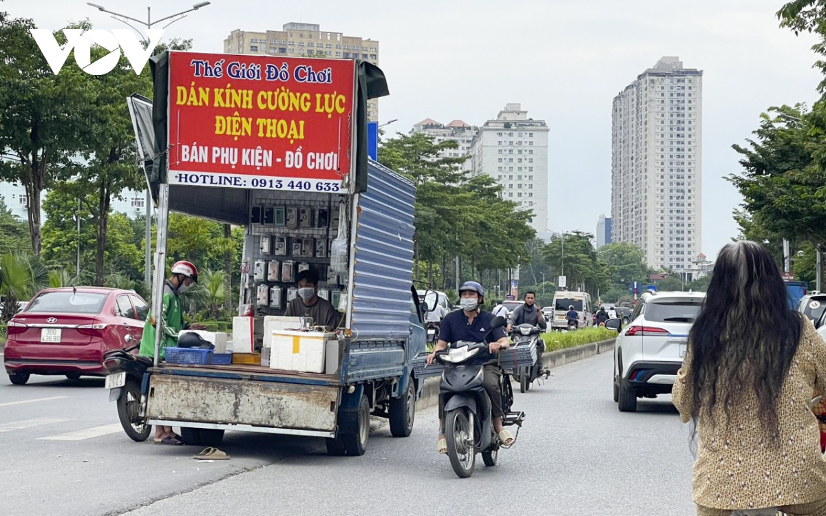 Xe tải bán hoa quả nghênh ngang trên đường phố Hà Nội, sao không ai dẹp? - Ảnh 19.
