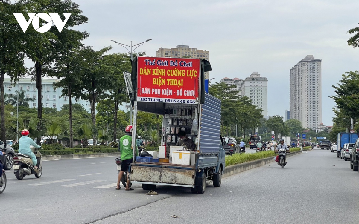Xe tải bán hoa quả nghênh ngang trên đường phố Hà Nội, sao không ai dẹp? - Ảnh 20.
