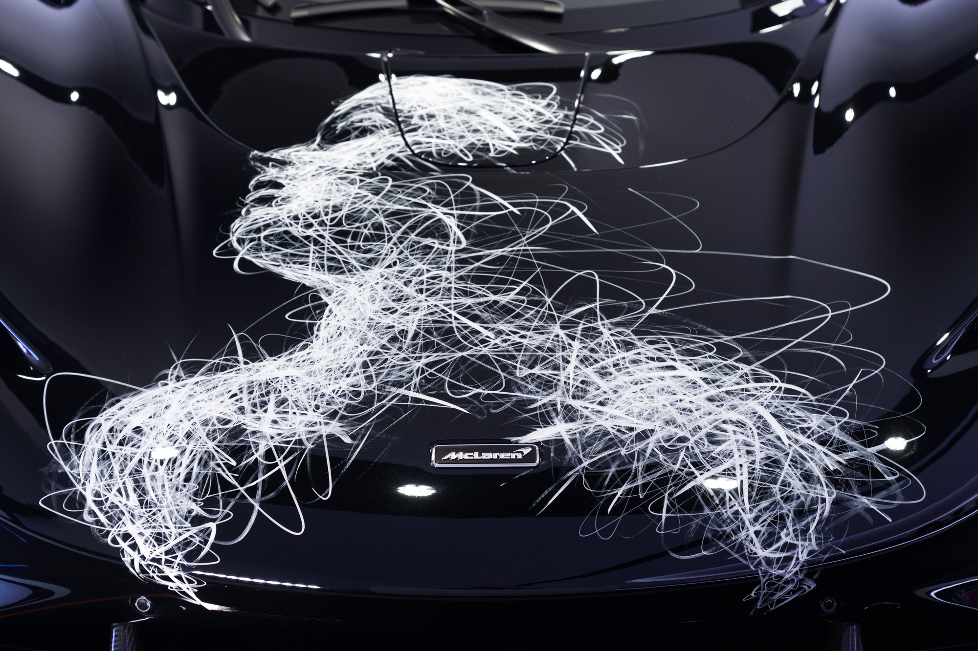 Minh Nhựa chính thức nhận McLaren Elva độc nhất thế giới, cho hoạ sĩ ‘thích vẽ gì lên xe cũng được’