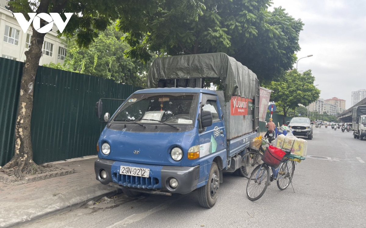 Xe tải bán hoa quả nghênh ngang trên đường phố Hà Nội, sao không ai dẹp? - Ảnh 3.