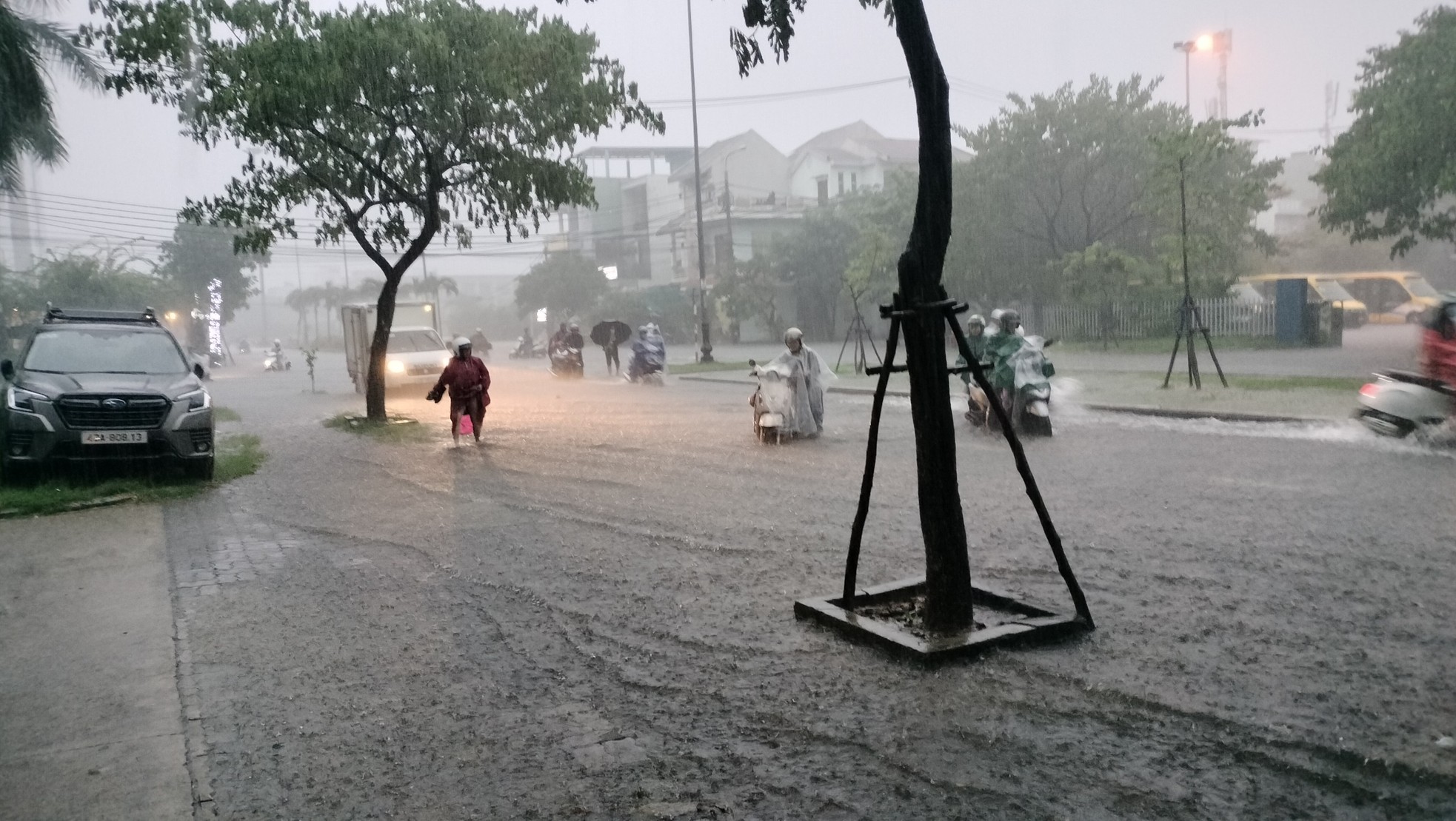 Mưa như trút, lo lụt lịch sử lặp lại, người dân Đà Nẵng hối hả đưa ô tô đi tránh ngập - Ảnh 4.