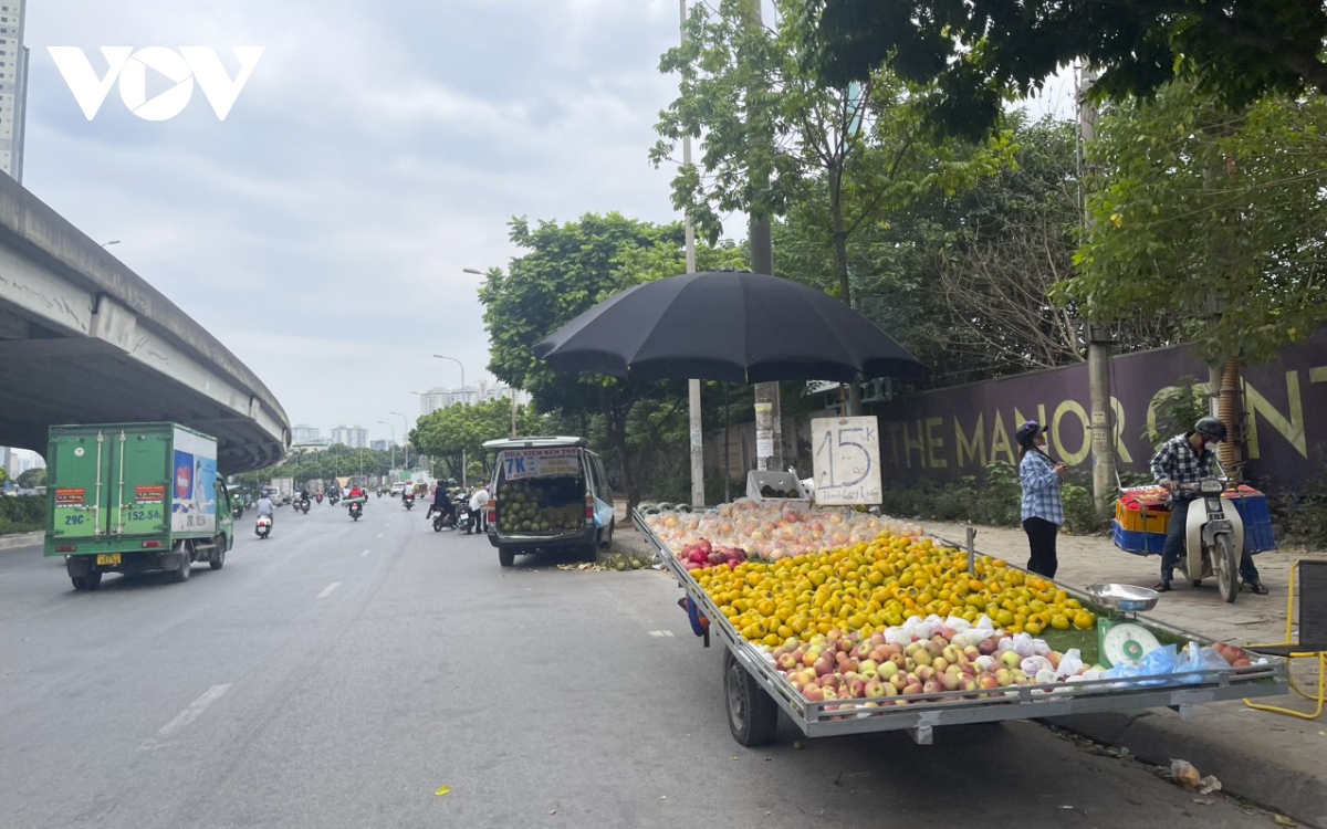 Xe tải bán hoa quả nghênh ngang trên đường phố Hà Nội, sao không ai dẹp? - Ảnh 6.
