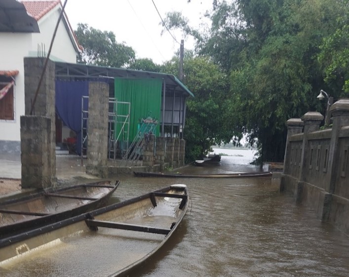 Thừa Thiên - Huế: Có nơi ngập sâu đến 1,3 m do mưa lũ, một số trường học đóng cửa - Ảnh 5.