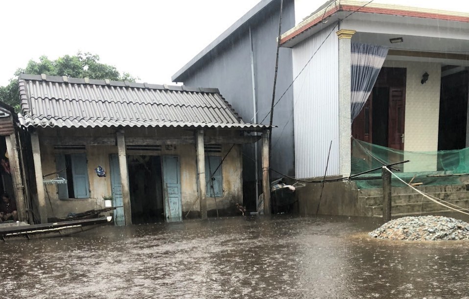 Thừa Thiên - Huế: Có nơi ngập sâu đến 1,3 m do mưa lũ, một số trường học đóng cửa - Ảnh 6.